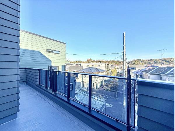 ワイドなバルコニーからの抜けた眺望