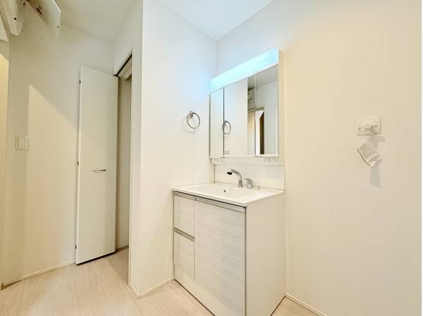 白く清潔感のある洗面台