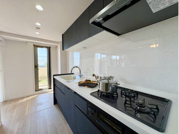 海を眺めながら料理が楽しめるシステムキッチン