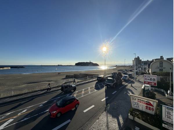 この光景まで徒歩1分。東浜海岸（約60m）