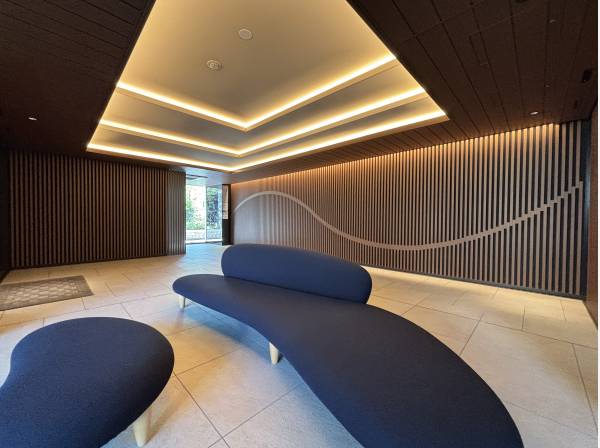 洗練されたデザインが、訪れる人を優雅に迎えます。