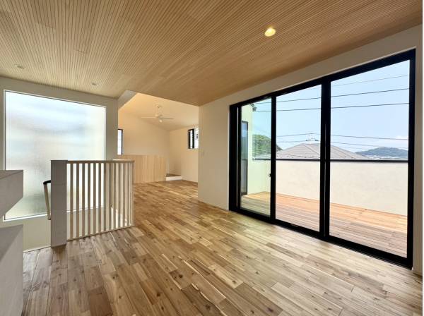 無垢材のぬくもりを感じる室内