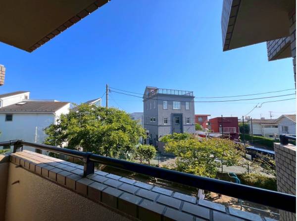 バルコニーからの眺望、日当たりが良く心地良いですね