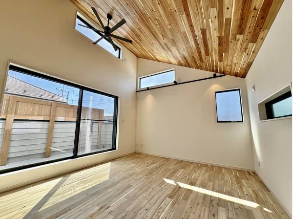 リビングは日当たりもよく、天井が高いために開放的です。