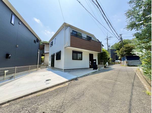 白と木目が街並みに馴染む新築邸宅