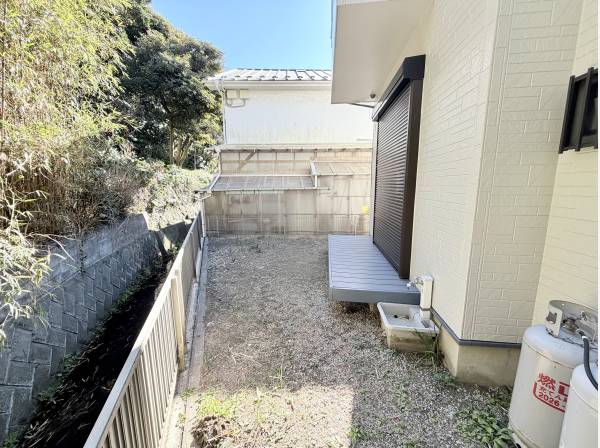東側に小さなお庭があります