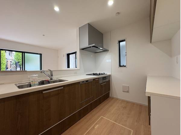 カップボード付きの対面式キッチン