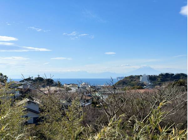 共有スペースからの眺望です。相模湾と富士山を望みます。