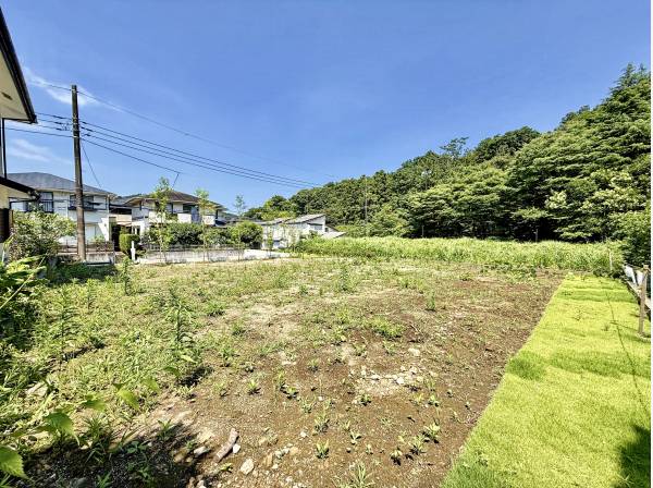 陽当たりの良い敷地は、84.47坪。とても広く庭付き一軒家も可能です