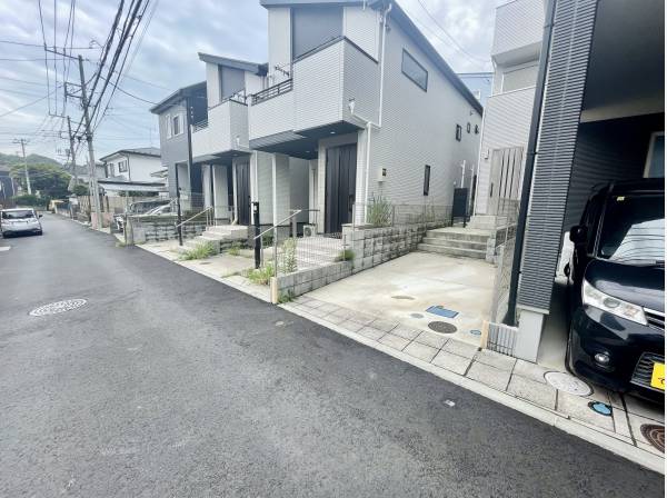前面道路にゆとりがあるため駐車も楽々です