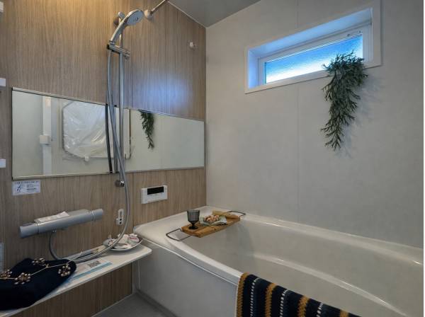 一日の疲れをやさしく癒す、落ち着きあるバスルーム空間。