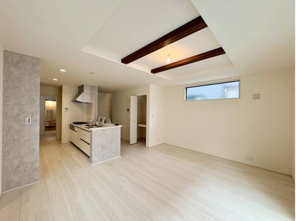 １８帖のLDK南向き光がよく入り明るい空間