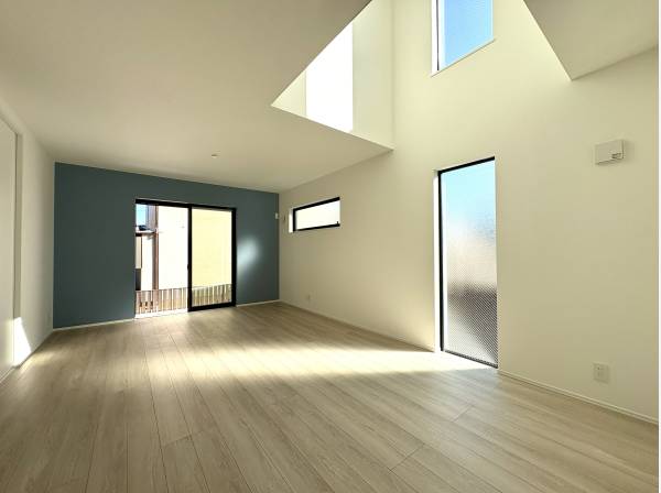 吹抜の光が広がり、リビングに心地よい開放感が生まれます