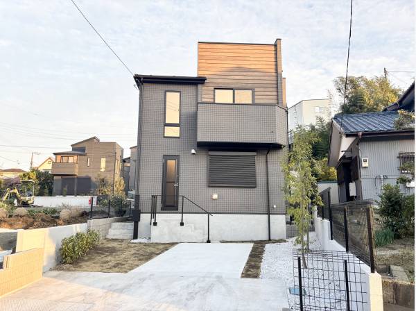 モダンな外観＆並列駐車2台可能