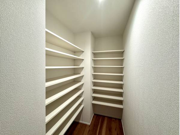 独立型のパントリーは収納大容量