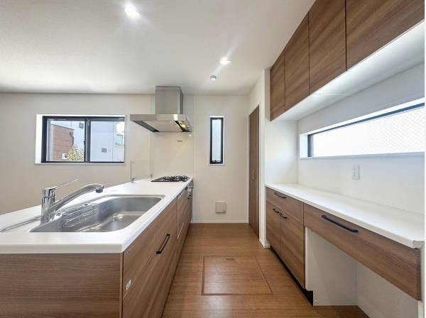 収納豊富なカップボードを完備したシステムキッチン