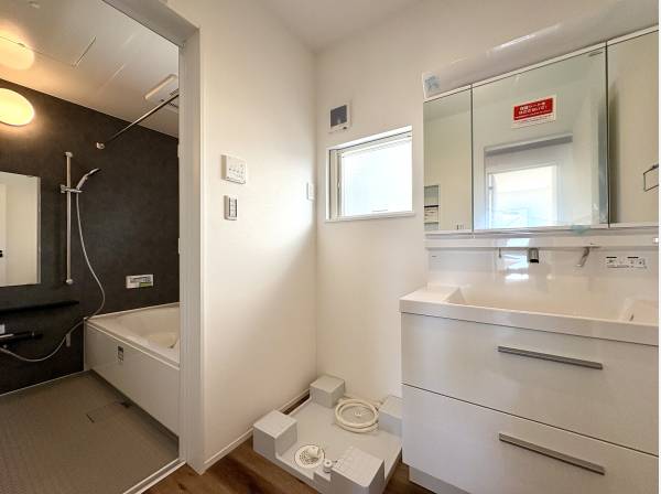 明るい洗面室と落ち着いた浴室が一日の切り替えを優しく整えてくれます