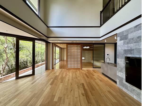 上部吹抜けているLDKはご覧の開放感がございます