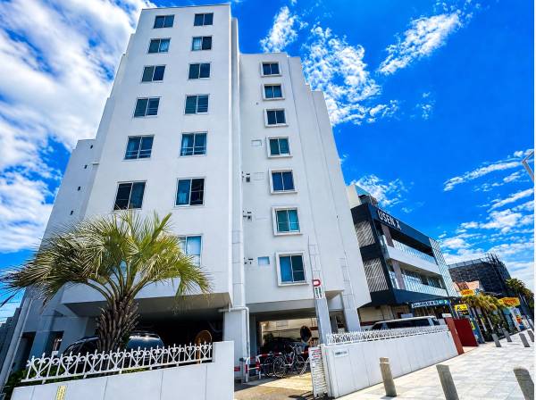 青空と調和する洗練されたフォルム、存在感あるヴィンテージマンション。