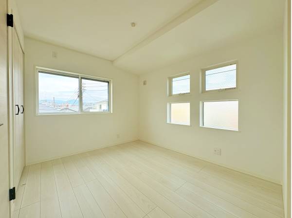 複数の窓から光が差し込む洋室。ZEH水準で快適な空間