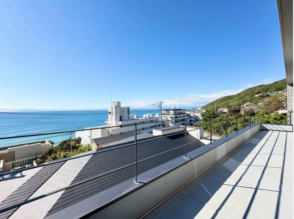 こちらはリビングからフラットに出られる広々バルコニー