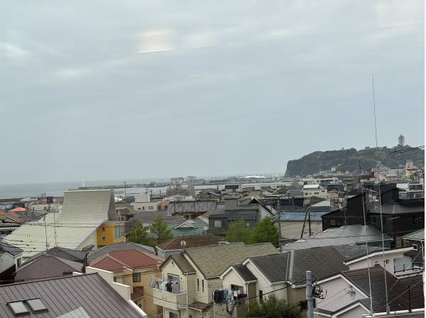 室内から見ています、江の島と海