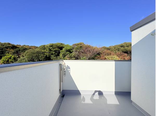 北側には鎌倉の緑も望みます！