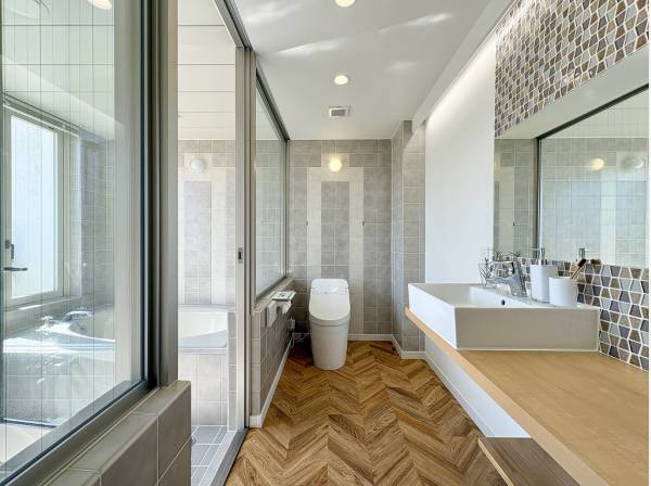 ホテルライクなパウダールームは明るい空間