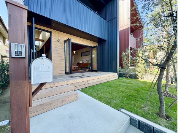 ウッドデッキスペースの先にはお庭スペースがございます