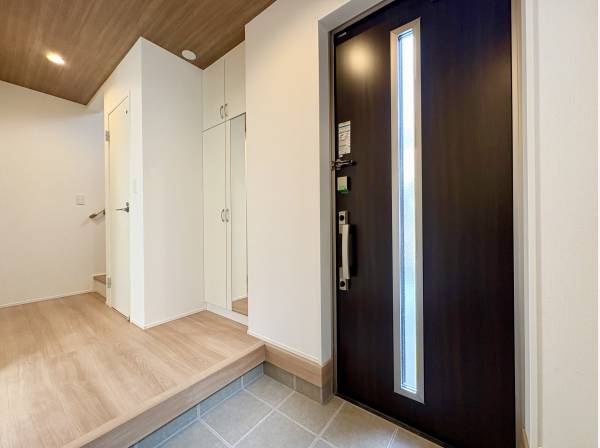 玄関ホールは土間収納も備わる広々空間