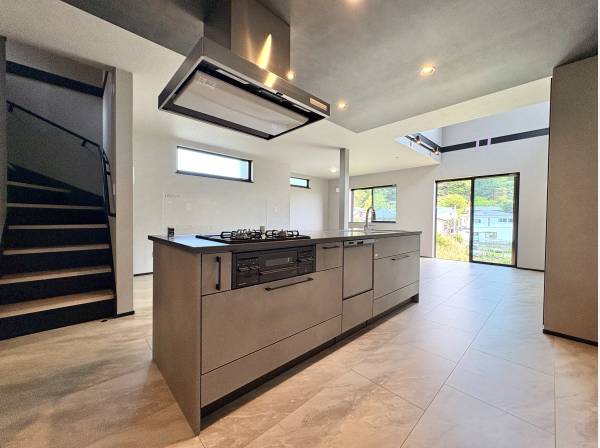 アイランドキッチンを採用し水回りも集約の間取り