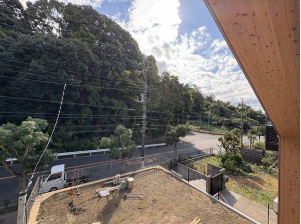 バルコニーからは四季折々に移ろう自然を一望いたします