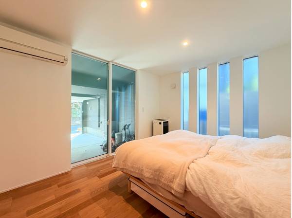 ガレージに面した1階の居室、大容量のWICも備えております！