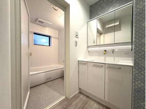 落ち着いた色合いが日々のケアをやさしく迎えてくれる洗面スペース