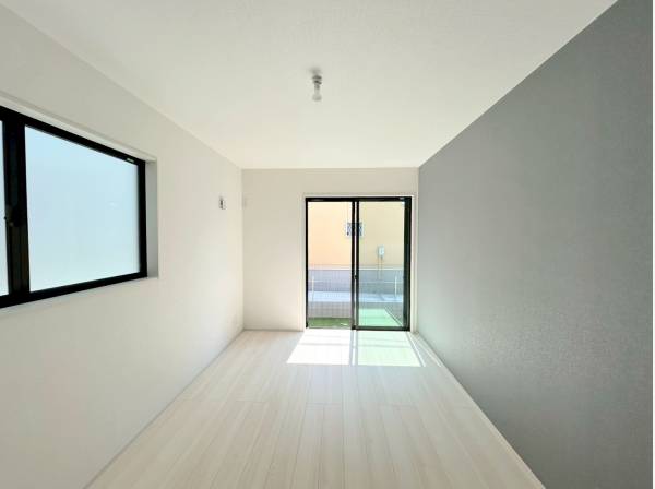 こちらのお部屋からは芝生のお庭へ出ることができます！