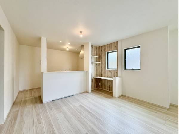 キッチン裏には、作業デスクを造作