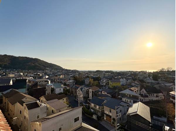 海と山を眺めるパノラマビュー、最上階ならではの開放的な眺望