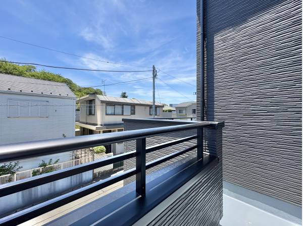光の雫が降りそそぐ開放感あふれるバルコニーです