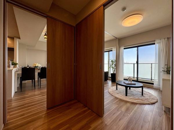 2ヵ所からアクセスできる大きなウォークスルークローゼット