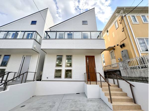 白い外観が空の青さに映え街並みに爽やかな存在感を添える佇まい