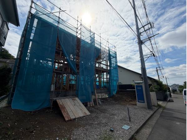 こちらは現地の様子、面した通りもゆとりがございます