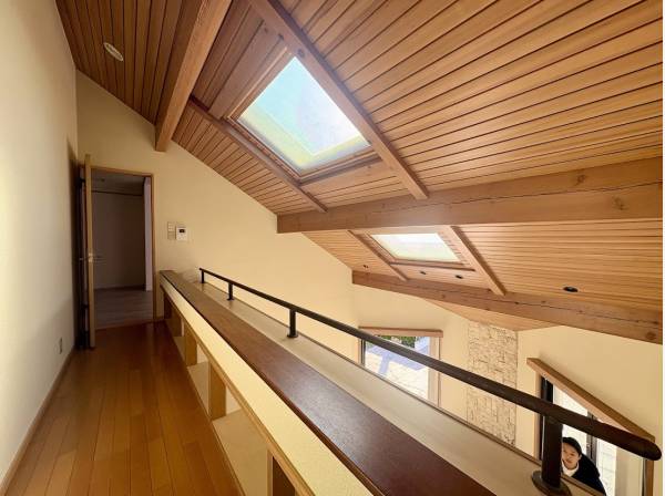 天窓もついており、明るい室内です！