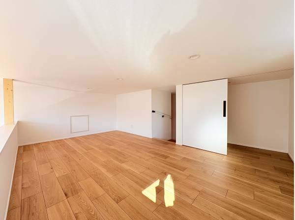 ロフト部分は収納付き