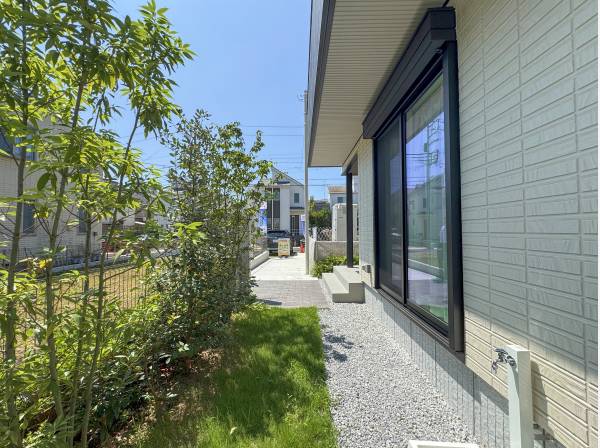 外水栓が見えますね。隣地と十分距離を空けた建築は好感が持てました。