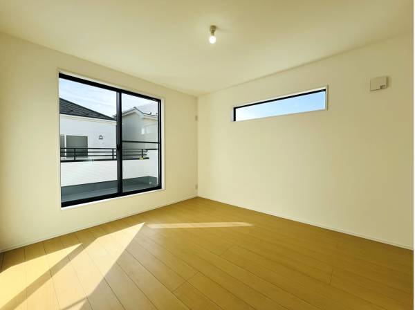 窓から湘南の日差しが降りそそぐ明るい居室。