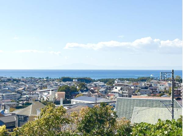 葉山の心地よい海と街並みを望む眺望が広がります。