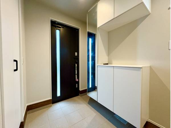 お出かけ前に嬉しい鏡付きの玄関ホール