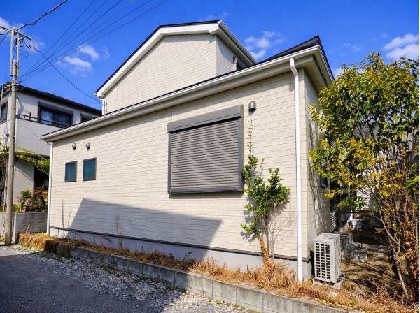 やわらかな陽射しに映える端正な佇まい