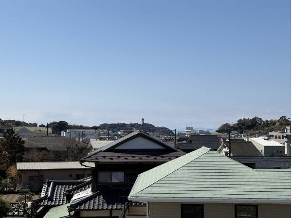 街並みの先には湘南の象徴「江の島」を望みます

