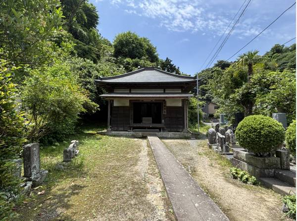 風情ある月影地蔵堂を横目に現地へ(約130ｍ)